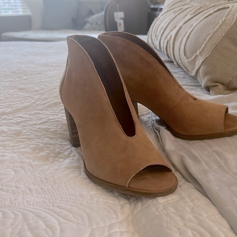 Womens Open-Toe Ankle Booties in Tan, Size 8 1/2